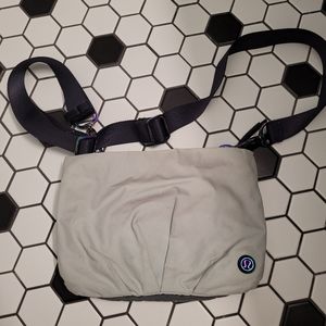 Lululemon hip to be free bag